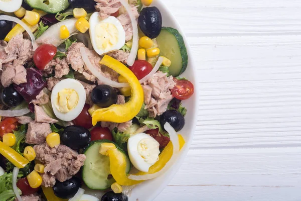 Tonijnsalade Met Groenten Eieren Olijven Achtergrond Van Gezonde Voeding — Stockfoto