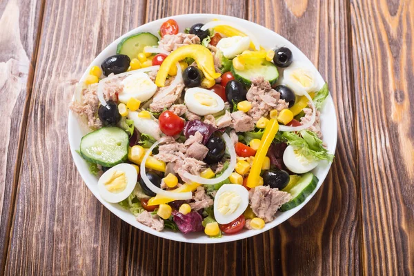 金枪鱼沙拉配蔬菜 鸡蛋和橄榄 健康食品背景 — 图库照片