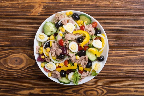 Ton balığı salatası sebze, yumurta ve zeytin. Sağlıklı gıda arka plan
