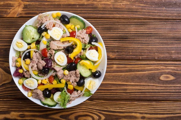 Tonijnsalade Met Groenten Eieren Olijven Achtergrond Van Gezonde Voeding — Stockfoto