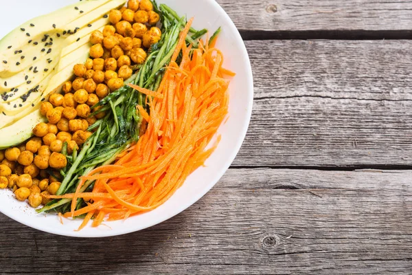 Avokado, salatalık, havuç ve nohut ile Buda kase. Sağlıklı vegan salata yiyecek 