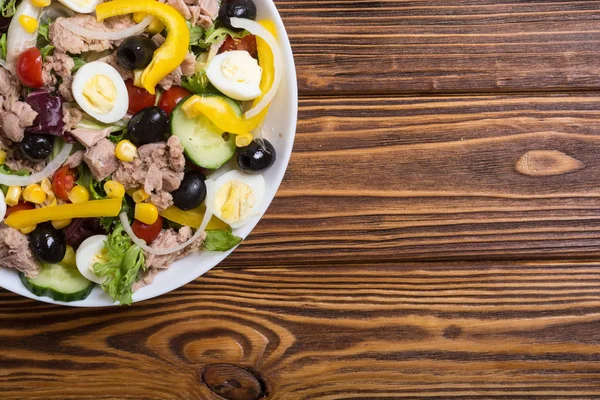 Ton balığı salatası sebze, yumurta ve zeytin. Sağlıklı gıda arka plan