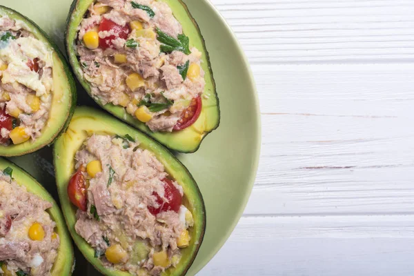 Salata sebze, maydanoz ve yumurta ile doldurulmuş avokado