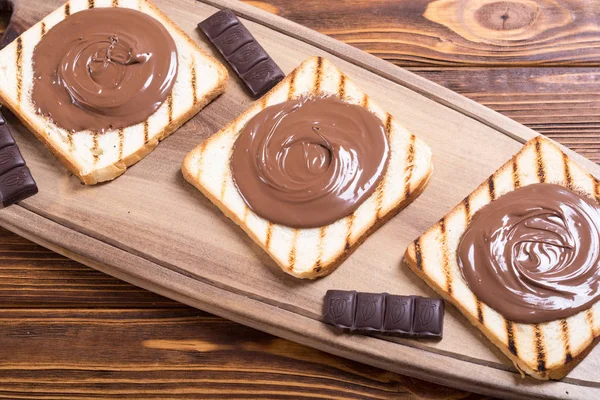 somun nuga krem sandviç çikolata ile