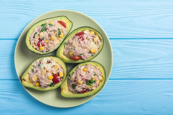 Salata sebze, maydanoz ve yumurta ile doldurulmuş avokado