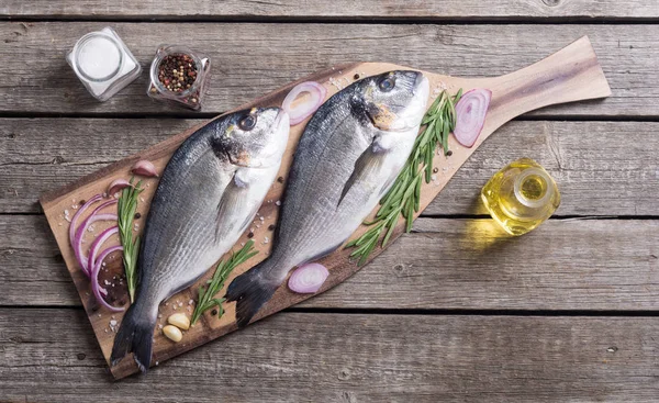 Çiğ dorado balık ve yemek pişirmek için ingridient. Deniz ürünleri