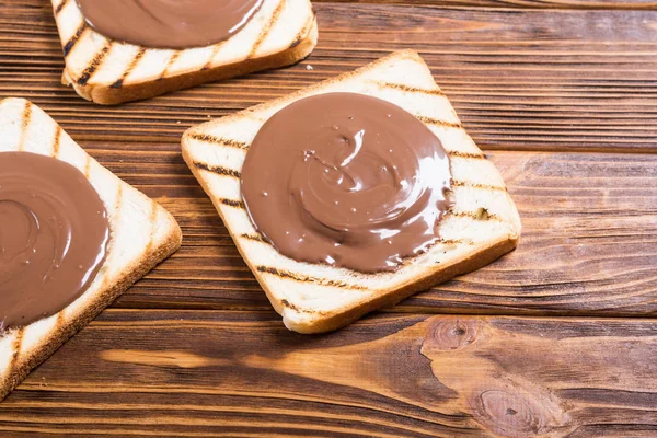 somun nuga krem sandviç çikolata ile