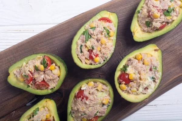 Salata sebze, maydanoz ve yumurta ile doldurulmuş avokado