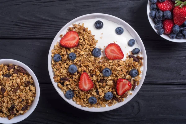 Yoğurt granola ve çilek (böğürtlen ve çilek ile )