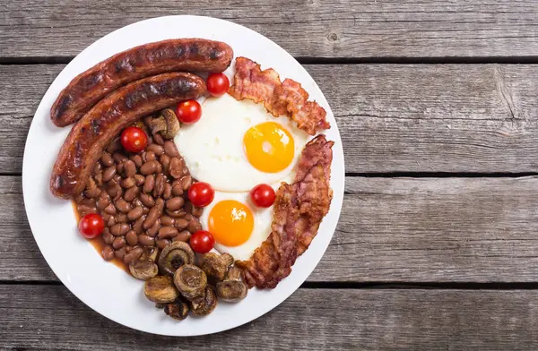 Desayuno Inglés Con Tocino Salchichas Huevos Tomates Champiñones Frijoles —  Fotos de Stock