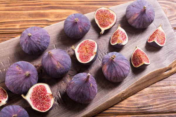 Sonbahar taze meyve incir. Rustik arka plan üzerinde sağlıklı gıda