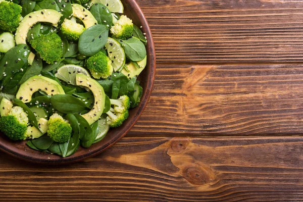 Yeşil bebek ıspanak salatası avokado, brokoli, salatalık, kireç ve susam. Sağlıklı detoks vegan gıda