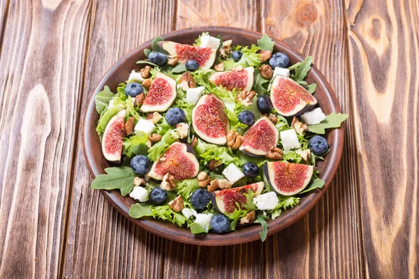 İncir peynir, yaban mersini, ceviz ve roka salatası. Sonbahar sağlıklı gıda