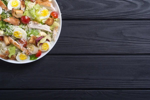 Salat Mit Huhn Eiern Tomaten Und Croutons — Stockfoto