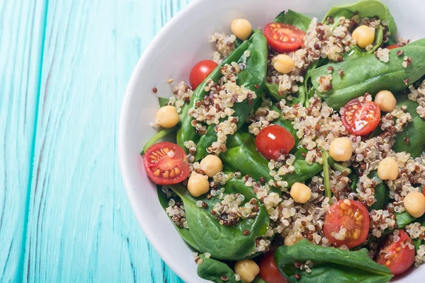 Ispanak salatası quinoa, domates ve nohut. Sağlıklı vegan superfood