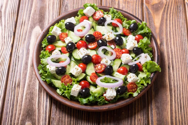 Свіжі Овочі Грецький Салат Здорова Їжа Дерев Яному Фоні — стокове фото