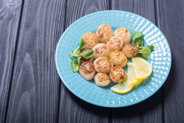 Limon ve salata ile kızarmış tarak