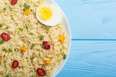 Hazır erişteler kasede