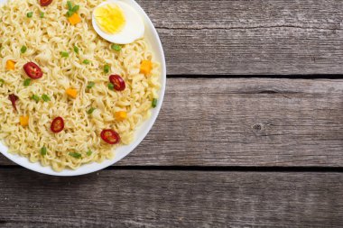 Hazır erişteler kasede