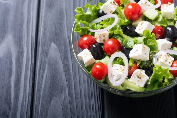 Taze sebze Yunan salatası. Ahşap arka plan üzerinde sağlıklı gıda
