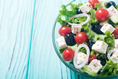 Taze sebze Yunan salatası. Ahşap arka plan üzerinde sağlıklı gıda