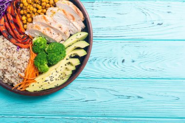 Avokado, tavuk, biber, quinoa ve nohut ile Buda kase. Sağlıklı gıda