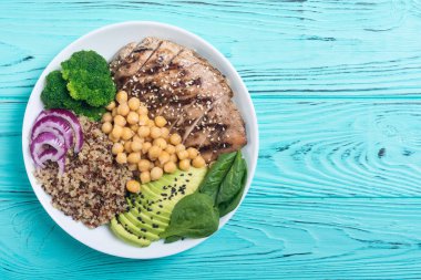 Buda kase brokoli, quinoa, ızgara tavuk, avokado ve ıspanak. Sağlıklı vegan salata. Superfood