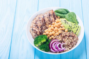 Buda kase brokoli, quinoa, ızgara tavuk, avokado ve ıspanak. Sağlıklı vegan salata. Superfood