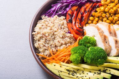 Avokado, tavuk, biber, quinoa ve nohut ile Buda kase. Sağlıklı gıda