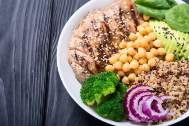 Buda kase brokoli, quinoa, ızgara tavuk, avokado ve ıspanak. Sağlıklı vegan salata. Superfood
