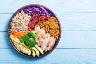 Avokado, tavuk, biber, quinoa ve nohut ile Buda kase. Sağlıklı gıda