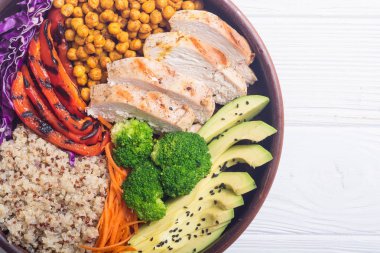 Avokado, tavuk, biber, quinoa ve nohut ile Buda kase. Sağlıklı gıda