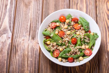 Ispanak salatası quinoa, domates ve nohut. Sağlıklı vegan superfood