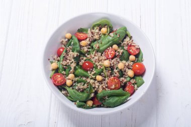 Ispanak salatası quinoa, domates ve nohut. Sağlıklı vegan superfood