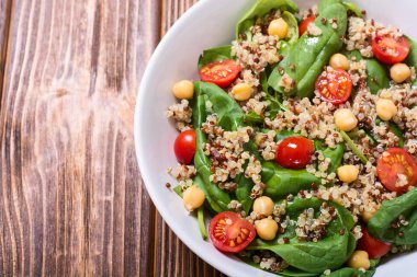 Ispanak salatası quinoa, domates ve nohut. Sağlıklı vegan superfood
