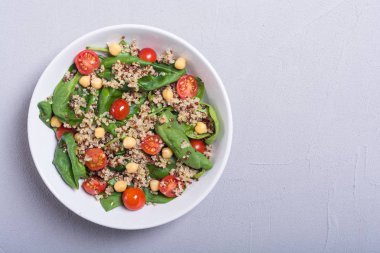 Ispanak salatası quinoa, domates ve nohut. Sağlıklı vegan superfood