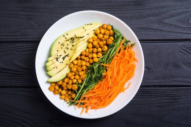 Avokado, salatalık, havuç ve nohut ile Buda kase. Sağlıklı vegan salata yiyecek 