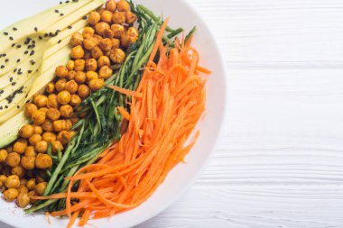 Avokado, salatalık, havuç ve nohut ile Buda kase. Sağlıklı vegan salata yiyecek 