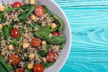 Ispanak salatası quinoa, domates ve nohut. Sağlıklı vegan superfood