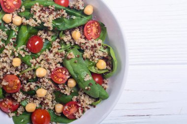 Ispanak salatası quinoa, domates ve nohut. Sağlıklı vegan superfood