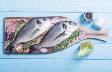 Çiğ dorado balık ve yemek pişirmek için ingridient. Deniz ürünleri