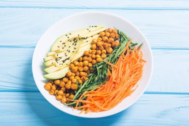 Avokado, salatalık, havuç ve nohut ile Buda kase. Sağlıklı vegan salata yiyecek 