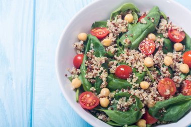 Ispanak salatası quinoa, domates ve nohut. Sağlıklı vegan superfood