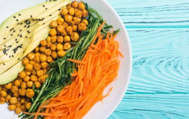 Avokado, salatalık, havuç ve nohut ile Buda kase. Sağlıklı vegan salata yiyecek 