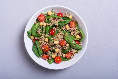 Ispanak salatası quinoa, domates ve nohut. Sağlıklı vegan superfood
