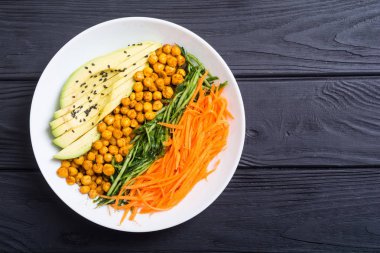 Avokado, salatalık, havuç ve nohut ile Buda kase. Sağlıklı vegan salata yiyecek 