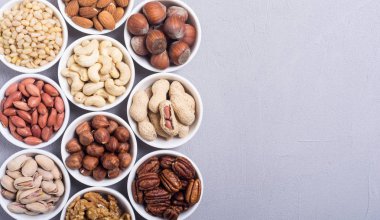 Fındık karışımı: antep fıstığı, badem, ceviz, çam fıstığı, fındık ve kaju. Kase backgrond içinde snack