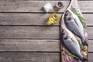 Çiğ dorado balık ve yemek pişirmek için ingridient. Deniz ürünleri