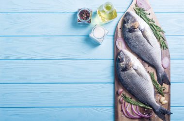 Çiğ dorado balık ve yemek pişirmek için ingridient. Deniz ürünleri