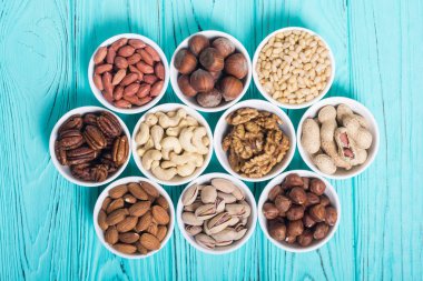 Fındık karışımı: antep fıstığı, badem, ceviz, çam fıstığı, fındık ve kaju. Kase backgrond içinde snack